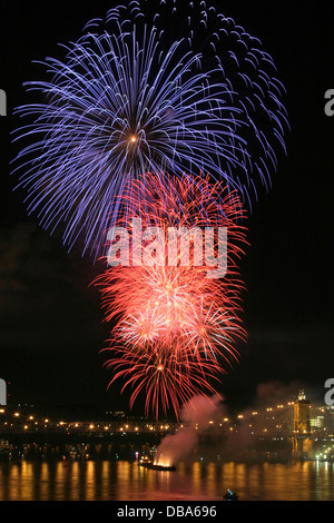 Les volutes colorées des bouffées d'artifice au-dessus de la rivière Ohio à Cincinnati dans l'Ohio pendant la Tall Stacks Festival, USA Banque D'Images