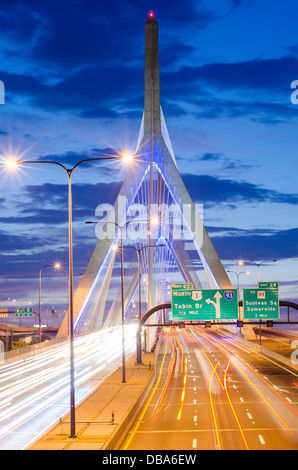 La Leonard P. Zakim Bunker Hill Memorial Bridge (ou pont Zakim) à Boston, MA la nuit Banque D'Images