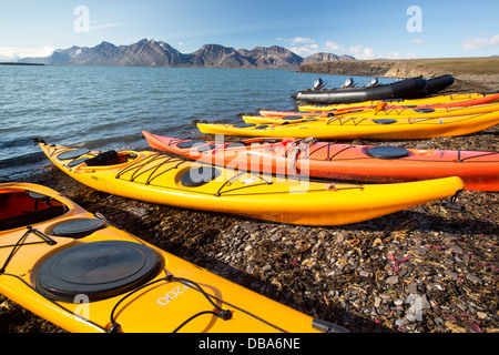 Kayaks de mer et Zodiaks au large de la navire de recherche russe AkademiK Sergey Vavilov, Banque D'Images