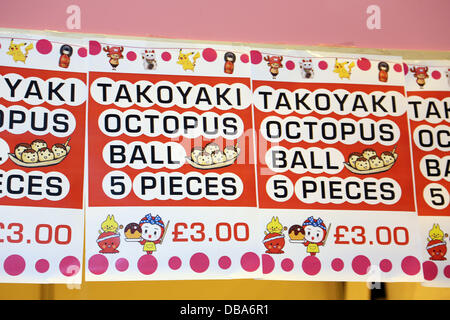 Londres, Royaume-Uni. 26 juillet 2013. Poulpe Takoyaki Ball en-cas japonais en vente au Festival de la culture japonaise le Japon Hyper Crédit : Paul Brown/Alamy Live News Banque D'Images