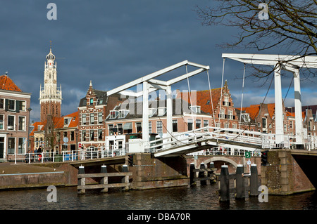 Gravestenenbrug, un célèbre pont-levis au River Spaarne, lors d'une froide journée d'hiver, Haarlem, Hollande du Nord, aux Pays-Bas. Banque D'Images