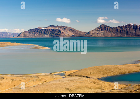 Une baie de fonte où un glacier à Recherchefjorden sur l'Ouest Svalbard utilisée pour atteindre. Banque D'Images