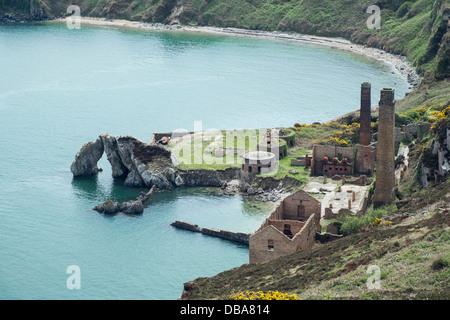 Vue de haut en bas à l'abandon sur Wen Porth bay de briqueteries dans ci-dessus. Ile d'Anglesey, dans le Nord du Pays de Galles, Royaume-Uni, Angleterre Banque D'Images