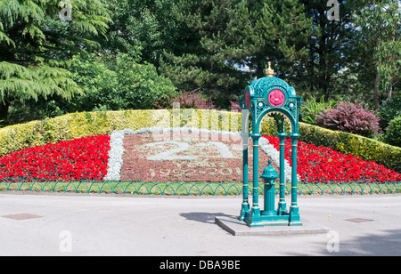 Mowbray Park Sunderland l'eau potable fontaine et lit de fleur, du nord-est de l'Angleterre. Banque D'Images