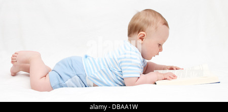 Baby Boy reading a book Banque D'Images