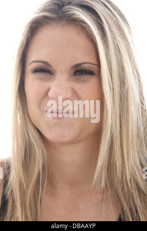 Parution du modèle. Jeune femme tirant une drôle de visage Banque D'Images