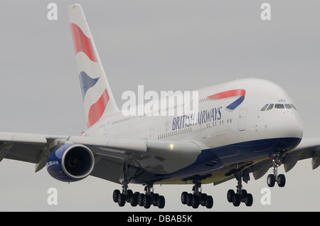 Premier avion-avion-avion-avion « Super Jumbo » de British Airways en configuration d'atterrissage. Le BA A380 G-XLEA a été le premier à être mis en service Banque D'Images