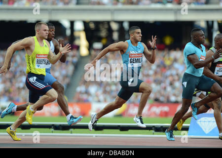 Londres, Royaume-Uni. 26 juillet, 2013. Adam Gemili Harry Aikines-Aryeetey entraînée vers le bas et Mark Lewis-Francis dans l'épreuve du 100m B course à la London Jeux Anniversaire Diamond League meeting d'athlétisme, le 26 juillet 2013 Crédit : Martin Bateman/Alamy Live News Banque D'Images