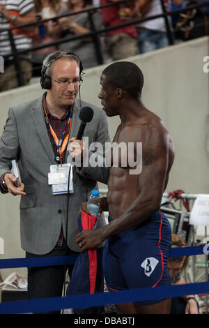 Londres, Royaume-Uni. 26 juillet, Dwayne Chambers est interviewé après avoir placé 5e au 100m mens race, Dwayne Chambers représente GBR, Anniversaire, jeux d'athlétisme britannique de Londres. L'année 2013. Crédit photo : : Rebecca Andrews/Alamy Live News Banque D'Images