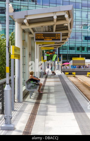 La station de métro de la plate-forme à Manchester MediaCity Salford Quays Banque D'Images