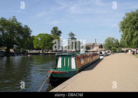 Narrow Boat amarré sur la rivière Avon à Stratford upon Avon, Angleterre bord de la rivière au Royaume-Uni Banque D'Images