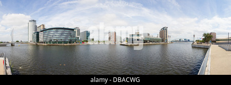 Vue panoramique tourné de Salford Quays, Manchester Ship Canal y compris Media City, Galerie Lowry, BBC. Banque D'Images