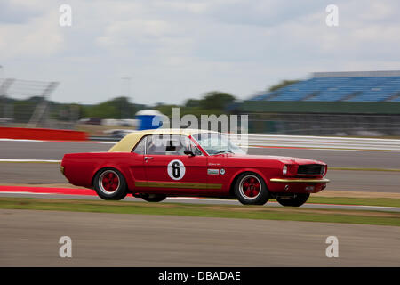 Silverstone, Northants, UK. 26 juillet, 2013. Silverstone Classic 2013 - Vendredi se qualifier pour des voitures de tourisme de transatlantique Trophy Henry Mann roulant 1965 Ford Mustang : Tout crédit4 Photographie/Alamy Live News Banque D'Images