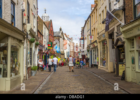 La rue de l'église dans la région de Whitby, North Yorkshire, Angleterre. Banque D'Images