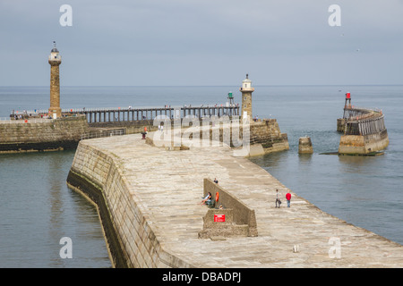 Whitby mur du port et de l'Est et l'ouest pier avec phares Banque D'Images