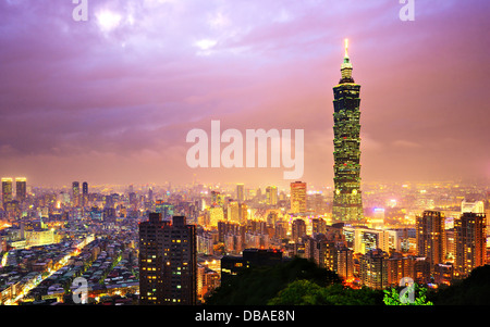 Taiwan, Taipei cityscape au quartier Xinyi vu de la montagne de l'éléphant. Banque D'Images
