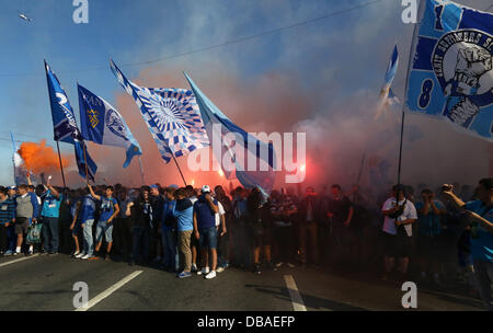 Juillet 26, 2013 - Saint-Pétersbourg, Russie - les fans de l'équipe de l'onde au cours de drapeaux de mars. Autour de 5 000 fans de soccer club Zenit mars près de la flèche de l'Île Vasilevsky au stade Petrovsky' dans 'célébration de la saison de soccer 2014. Pas d'incidents ont eu lieu alors que la police garde. (Crédit Image : © Andreï Pronin/ZUMAPRESS.com) Banque D'Images