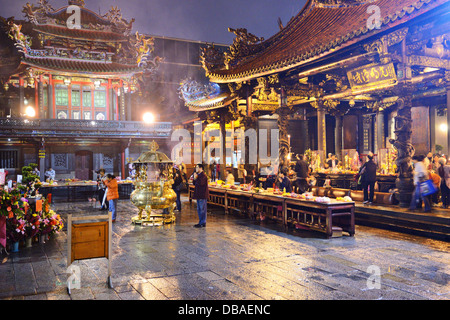 Taipei, Taiwan au Temple de Longshan. Banque D'Images