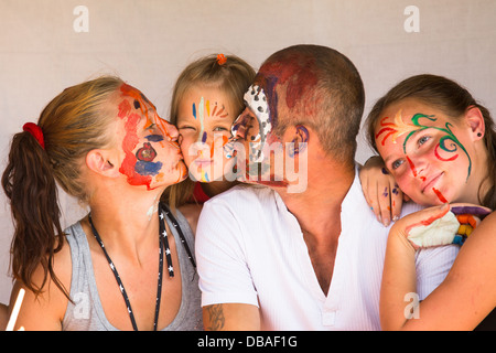 Happy Family - couple jeune fille de bébé, après avoir joué avec des peintures Banque D'Images