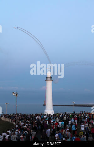 L'équipe Duo Twister SWIP laisser une traînée de vapeur dans le ciel au crépuscule 2013 Sunderland International Airshow. L'Airshow, tenue du 26 au 28 juillet, est la 25e édition de l'événement annuel. Credit : whyeyephotography.com/Alamy Live News Banque D'Images