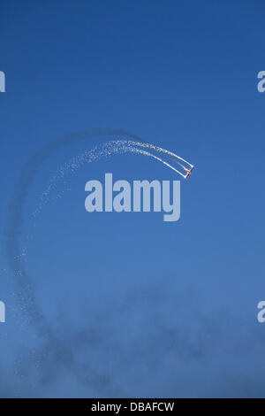 Un avion de l'équipe Duo Twister SWIP fireworks sentiers dans le ciel au crépuscule 2013 Sunderland International Airshow. L'Airshow, tenue du 26 au 28 juillet, est la 25e édition de l'événement annuel. Credit : whyeyephotography.com/Alamy Live News Banque D'Images