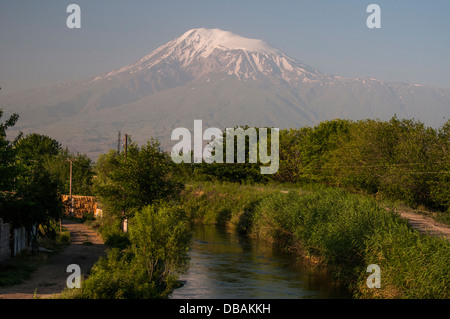 Mt Ararat, vu de l'Arménie. La montagne, symbole de la nation Arménienne, se trouve au-delà de la frontière turque. Banque D'Images