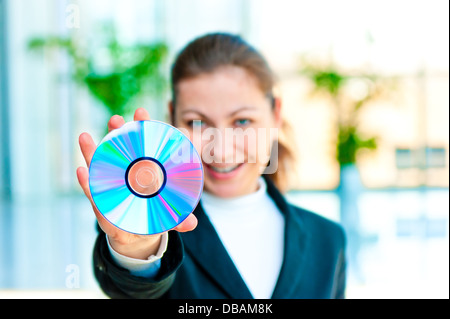 Le smiling girl le gérant détient la carte d'affaires avant elle-même vide Banque D'Images