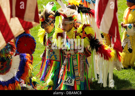 Winnebago, Nebraska, USA. 26 juillet, 2013. Les membres des tribus de 72 à travers les États-Unis ont participé à la 147e fête de retrouvailles annuelles, 'pow wow, de la tribu des Winnebago du Nebraska. La célébration commémore le retour du chef de guerre petit prêtre et de l'entreprise 'A'Fort Omaha, Nebraska bénévoles scouts 34e. Cette bande d'Indiens se sont battus à partir de 1863-66 avec le général A. Sully, de l'armée américaine contre les Lakotas, bandes Cheyenne du Nord, du Nord et de l'Arapahoe Dakota Santee Bandes. Credit : Jerry Mennenga /Jerry Mennenga/ZUMAPRESS.com/Alamy Live News Banque D'Images