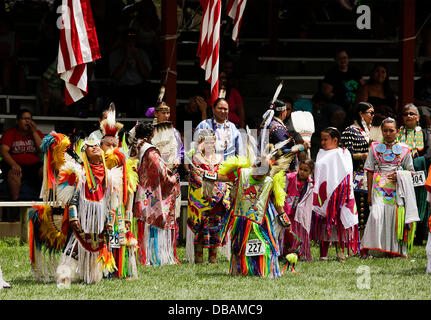 Winnebago, Nebraska, USA. 26 juillet, 2013. Les membres des tribus de 72 à travers les États-Unis ont participé à la 147e fête de retrouvailles annuelles, 'pow wow, de la tribu des Winnebago du Nebraska. La célébration commémore le retour du chef de guerre petit prêtre et de l'entreprise 'A'Fort Omaha, Nebraska bénévoles scouts 34e. Cette bande d'Indiens se sont battus à partir de 1863-66 avec le général A. Sully, de l'armée américaine contre les Lakotas, bandes Cheyenne du Nord, du Nord et de l'Arapahoe Dakota Santee Bandes. Credit : Jerry Mennenga /Jerry Mennenga/ZUMAPRESS.com/Alamy Live News Banque D'Images