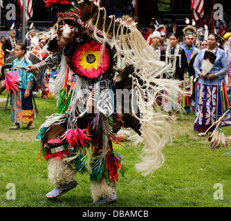 Winnebago, Nebraska, USA. 26 juillet, 2013. Les membres des tribus de 72 à travers les États-Unis ont participé à la 147e fête de retrouvailles annuelles, 'pow wow, de la tribu des Winnebago du Nebraska. La célébration commémore le retour du chef de guerre petit prêtre et de l'entreprise 'A'Fort Omaha, Nebraska bénévoles scouts 34e. Cette bande d'Indiens se sont battus à partir de 1863-66 avec le général A. Sully, de l'armée américaine contre les Lakotas, bandes Cheyenne du Nord, du Nord et de l'Arapahoe Dakota Santee Bandes. Credit : Jerry Mennenga /Jerry Mennenga/ZUMAPRESS.com/Alamy Live News Banque D'Images