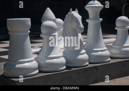 Pièces des échecs géant sur une place publique à Erevan, Arménie Banque D'Images