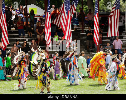 Winnebago, Nebraska, USA. 26 juillet, 2013. Les membres des tribus de 72 à travers les États-Unis ont participé à la 147e fête de retrouvailles annuelles, 'pow wow, de la tribu des Winnebago du Nebraska. La célébration commémore le retour du chef de guerre petit prêtre et de l'entreprise 'A'Fort Omaha, Nebraska bénévoles scouts 34e. Cette bande d'Indiens se sont battus à partir de 1863-66 avec le général A. Sully, de l'armée américaine contre les Lakotas, bandes Cheyenne du Nord, du Nord et de l'Arapahoe Dakota Santee Bandes. Credit : Jerry Mennenga /Jerry Mennenga/ZUMAPRESS.com/Alamy Live News Banque D'Images