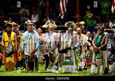 Winnebago, Nebraska, USA. 26 juillet, 2013. Les membres des tribus de 72 à travers les États-Unis ont participé à la 147e fête de retrouvailles annuelles, 'pow wow, de la tribu des Winnebago du Nebraska. La célébration commémore le retour du chef de guerre petit prêtre et de l'entreprise 'A'Fort Omaha, Nebraska bénévoles scouts 34e. Cette bande d'Indiens se sont battus à partir de 1863-66 avec le général A. Sully, de l'armée américaine contre les Lakotas, bandes Cheyenne du Nord, du Nord et de l'Arapahoe Dakota Santee Bandes. Credit : Jerry Mennenga /Jerry Mennenga/ZUMAPRESS.com/Alamy Live News Banque D'Images