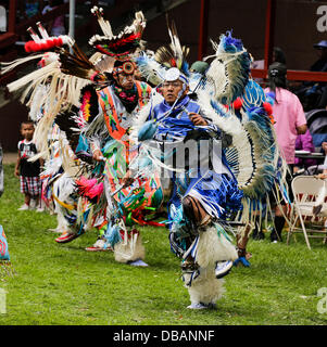 Winnebago, Nebraska, USA. 26 juillet, 2013. Les membres des tribus de 72 à travers les États-Unis ont participé à la 147e fête de retrouvailles annuelles, 'pow wow, de la tribu des Winnebago du Nebraska. La célébration commémore le retour du chef de guerre petit prêtre et de l'entreprise 'A'Fort Omaha, Nebraska bénévoles scouts 34e. Cette bande d'Indiens se sont battus à partir de 1863-66 avec le général A. Sully, de l'armée américaine contre les Lakotas, bandes Cheyenne du Nord, du Nord et de l'Arapahoe Dakota Santee Bandes. Credit : Jerry Mennenga /Jerry Mennenga/ZUMAPRESS.com/Alamy Live News Banque D'Images