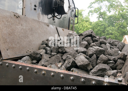 La boîte de charbon montant de grumeaux des trains à vapeur de carburant fossile fossiles Banque D'Images