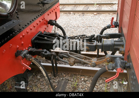 Couplage de l'accouplement de train trains wagons tampons connexion connecté entraîneurs Banque D'Images