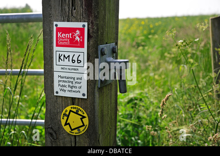 Boughton Monchelsea, Kent, Angleterre, Royaume-Uni. Sentier à travers un champ - sign Banque D'Images