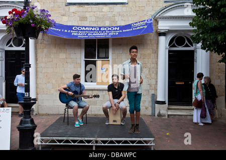 Luc Fincher et son groupe effectuer dans le centre-ville de Lewes durant la GOTR Festival, Lewes, dans le Sussex, Angleterre Banque D'Images