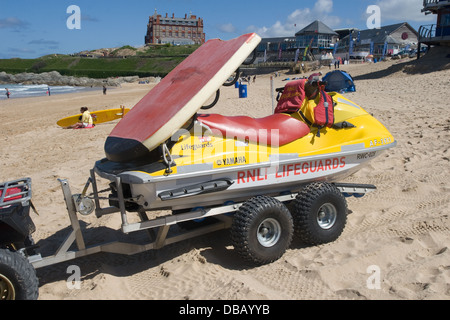 De sauvetage de la RNLI jet ski sur la plage de Fistral Newquay Cornwall Banque D'Images