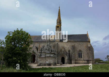 Notre-Dame-de-Tronoen : Kirche u. Calvaire ; Notre-Dame-de-Tronoen : Eglise et calvaire Banque D'Images