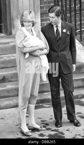 La princesse Diana, le Prince Charles baby Prince William quitter l'aile Lindo, St Mary's Hospital de Paddington, l'ouest de Londres 1982 Banque D'Images