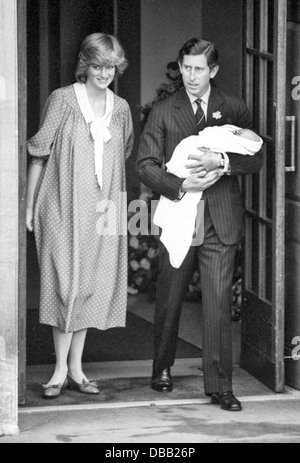 La princesse Diana, le Prince Charles baby Prince William quitter l'aile Lindo, St Mary's Hospital de Paddington, l'ouest de Londres 1982 Banque D'Images