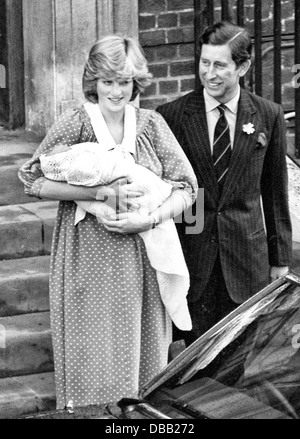 La princesse Diana, le Prince Charles baby Prince William quitter l'aile Lindo, St Mary's Hospital de Paddington, l'ouest de Londres 1982 Banque D'Images