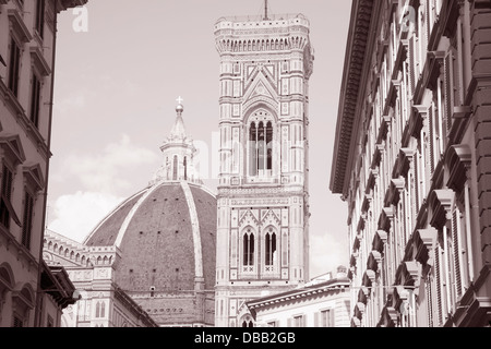 Doumo Église Cathédrale Dome et clocher, Florence, Italie en noir et blanc, Sépia Banque D'Images