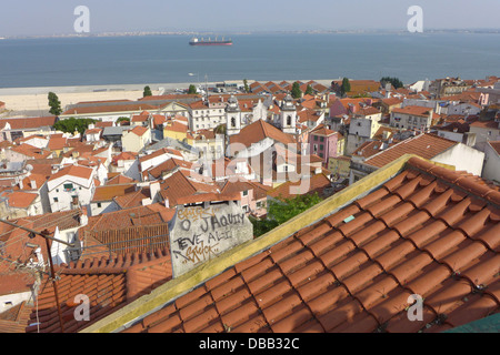 Une vue sur les toits rouges de l'Alfama et vers le Tage à Lisbonne Portugal Banque D'Images