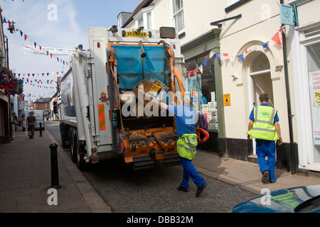 Benne et les hommes la collecte de déchets pour recyclage l'artère principale street Woodbridge Suffolk Banque D'Images