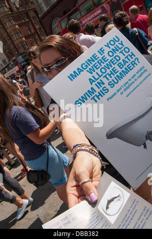 Londres, Royaume-Uni. 27 juillet 2013. Un manifestant les mains des tracts que des manifestants à Londres et partout dans le monde démontrent contre mamals marine retenu en captivité à des fins de divertissement. Crédit : Paul Davey/Alamy Live News Banque D'Images