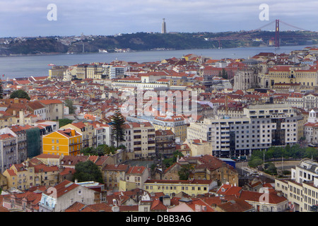 Vue de Lisbonne à la recherche sur le quartier de Baixa au 25 avril Pont sur le Tage Banque D'Images