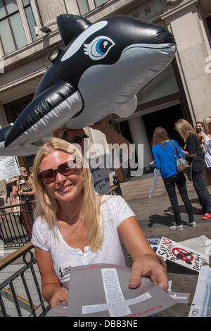 Londres, Royaume-Uni. 27 juillet 2013. Un militant les mains des tracts que des manifestants à Londres et partout dans le monde démontrent contre mamals marine retenu en captivité à des fins de divertissement. Crédit : Paul Davey/Alamy Live News Banque D'Images