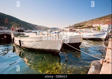 Bateaux dans la ville portuaire de Balaklava. La Crimée Banque D'Images